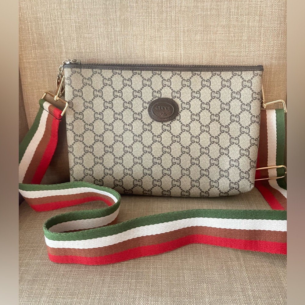 Authentic Gucci plus vintage clutch crossbody bag (F416)